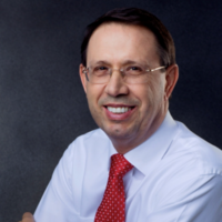 Carlos Wizard — empresário e cliente do Studio See You