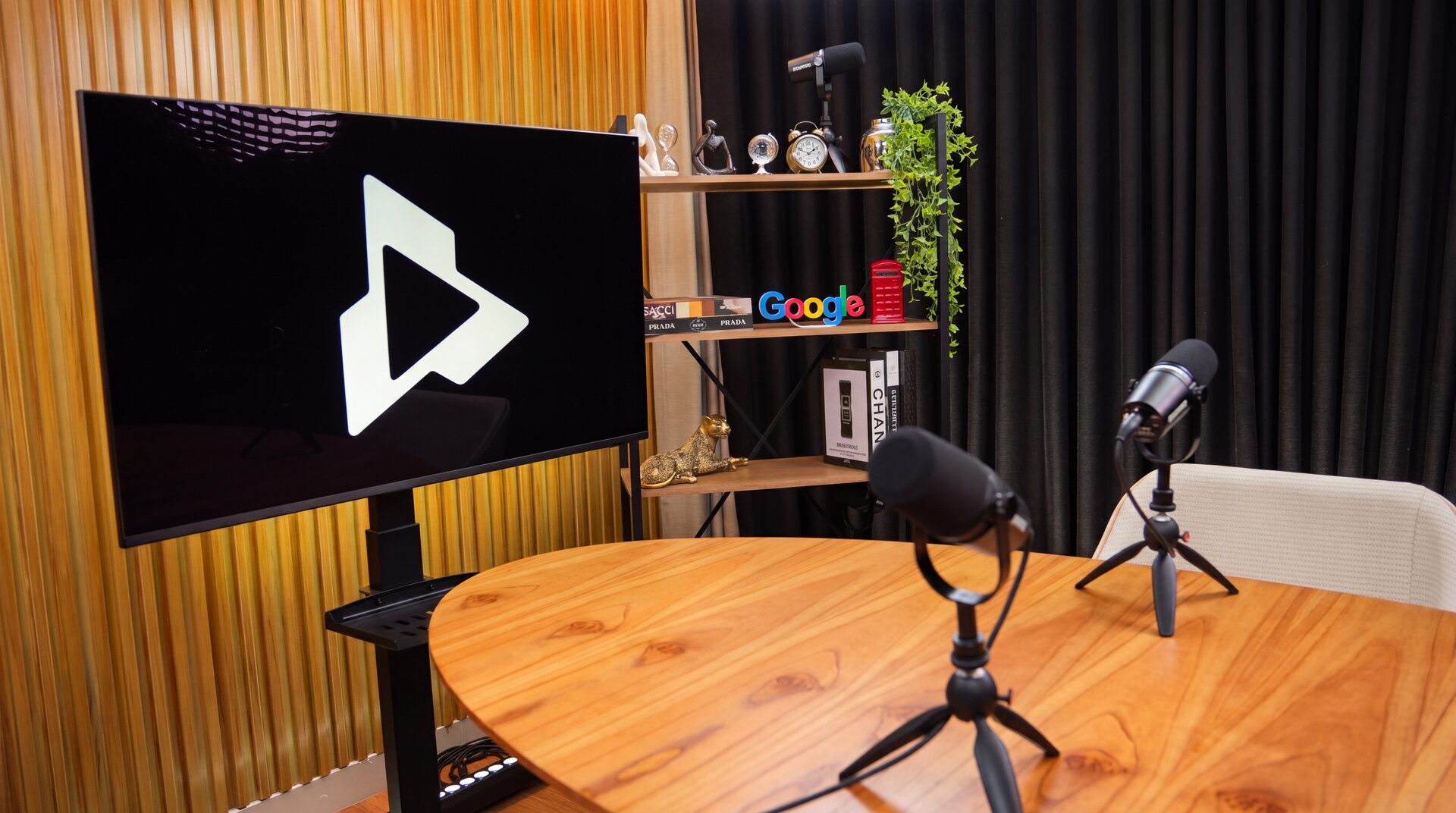 Estúdio de podcast em Goiânia — Studio See You, cenário neutro com microfones Shure e TV