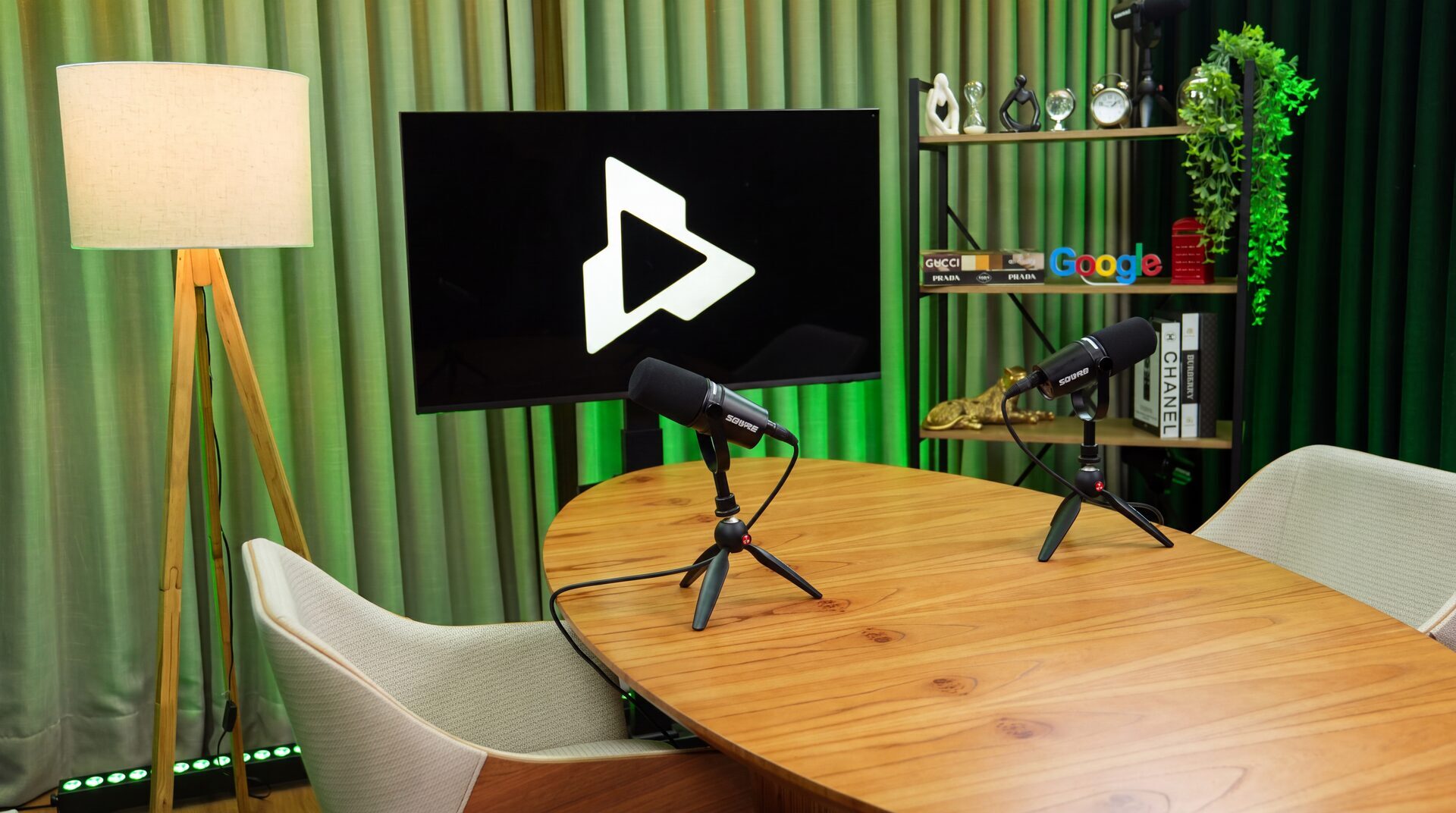 Estúdio de podcast em Goiânia — Studio See You, cenário madeira para aulas e vídeos institucionais