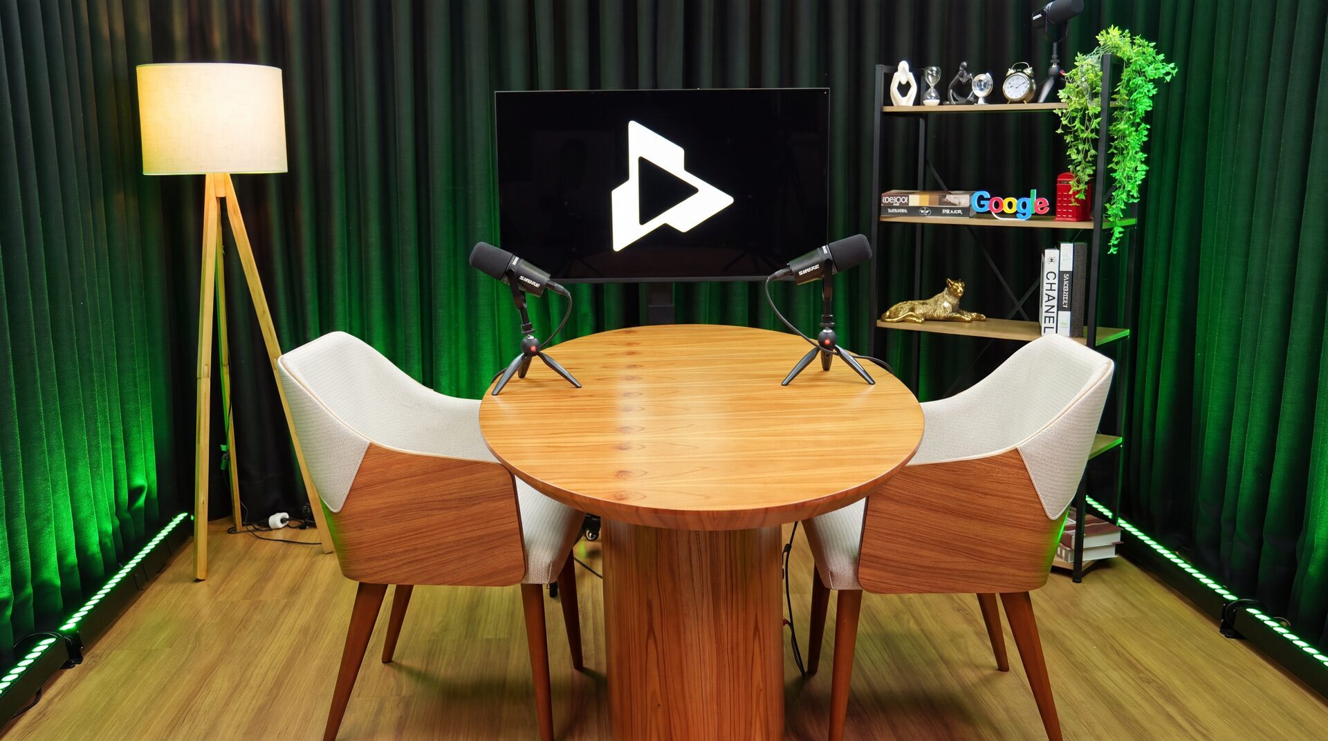 Estúdio de podcast em Goiânia — Studio See You, cenário com iluminação verde para podcast e cursos
