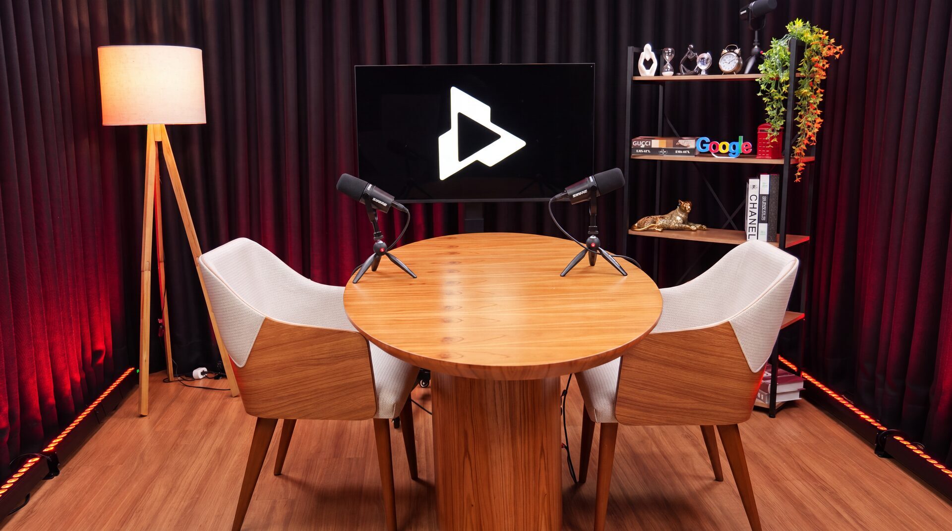 Estúdio de podcast em Goiânia — Studio See You, cenário com iluminação vermelha para gravação de vídeo